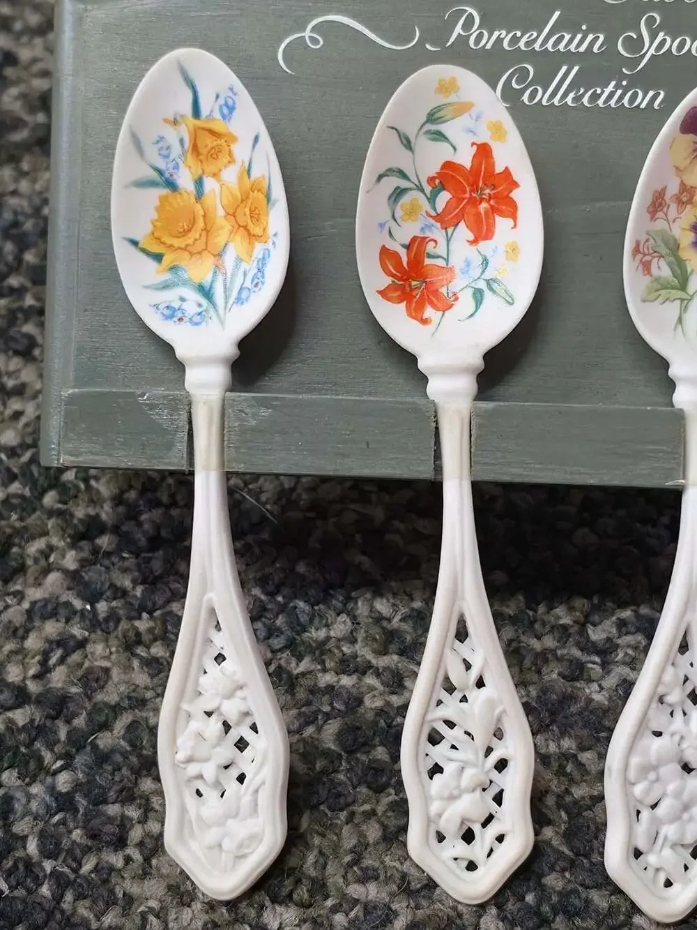 Spoon Collection American Favorites Porcelain Set Avon Wood Holder